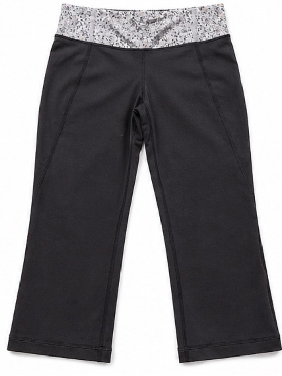 lululemon athletica Pants - Lululemon Groove Crop yoga pants in size 6.